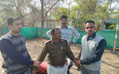 रतलाम में लोकायुक्त की कार्रवाई : झूठे केस में फंसाने की दे रहा था धमकी, 15 हजार की रिश्वत लेते रंगेहाथ गिरफ्तार