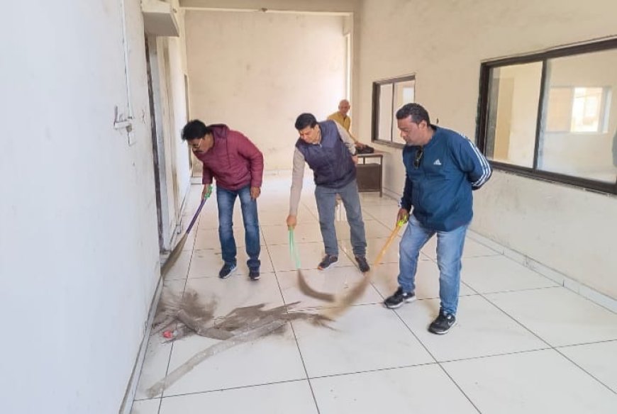 कलम और माइक थामने वाले हाथों ने स्वच्छता के लिए थामी झाड़ू