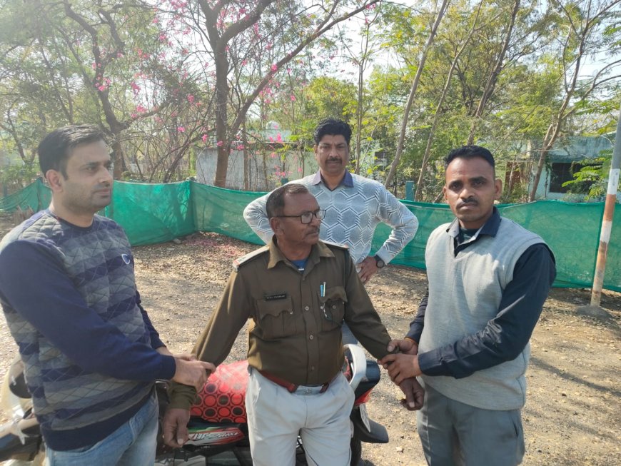 रतलाम में लोकायुक्त की कार्रवाई : झूठे केस में फंसाने की दे रहा था धमकी, 15 हजार की रिश्वत लेते रंगेहाथ गिरफ्तार