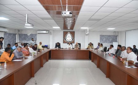 आपसी सौहार्द के साथ मनाए जाएंगे सभी त्यौहार : अधिकारी सौंपे गए दायित्वों का निर्वहन समय सीमा में करें : कलेक्टर बाथम :