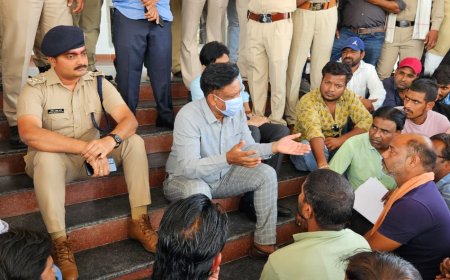 हत्या कांड: दोहरे हत्याकांड में बचे आरोपियों को गिरफ्तार करने और आश्रित परिवार को मुआवजा देने को लेकर सैकड़ों लोगो ने दिया धरना।कलेक्टर को सोपा ज्ञापन