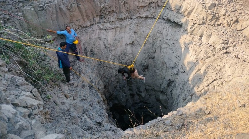 पटाखे की चिंगारी से खेत में लगी आग, बुझाने दौड़े बाराती कुएं में गिरे, 2 की मौत
