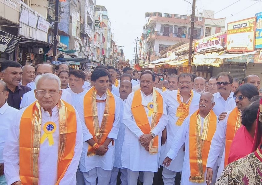 भगवान महावीर स्वामी जी के जन्म कल्याणक महोत्सव के अवसर पर निकले चल समारोह में समाजजनों के साथ पूर्व केंद्रीय मंत्री कांतिलाल भूरिया भी हुए शामिल