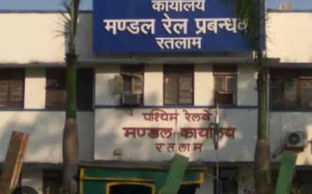 अधिकारी की मेहरबानी: विजलेंस जांच के बाद भी नहीं हटा कर्मचारी :मामला रतलाम रेल मंडल के वाणिज्य विभाग का