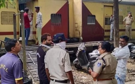 इंदौर रेलवे स्टेशन का मामला : इंदौर में ट्रेन की बर्थ के नीचे दो बैग में मिली महिला की दो टुकड़ों में लाश : पुलिस जांच में जुटी