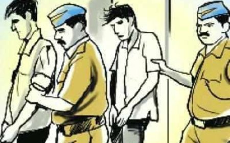 स्टेशन थाना क्षेत्र में दिनदहाड़े हुई लूट की घटना के आरोपीयों को पुलिस ने किया गिरफ्तार : 04 आरोपी गिरफ्तार : लुट मे प्रयुक्त मोटर सायकल एवं माल किया बरामद