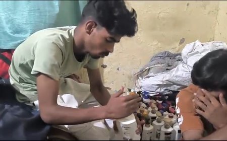 नामी कंपनियों के नाम से नकली शैम्पू बेचने वाले चार बदमाशो को पुलिस ने पकड़ा : होटल में रहा कर बनाते थे कैमिकल और रीठा के घोल से  नकली शैम्पू