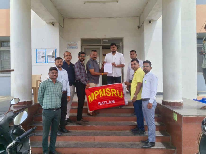 मेडिकल रिप्रेजेंटेटिव यूनियन की रतलाम शाखा द्वारा चार काली श्रम संहिताओं को वापस लेने सहित 13 सूत्रीय मांगो के समर्थन में एक ज्ञापन प्रधानमंत्री के नाम सौंपा ज्ञापन