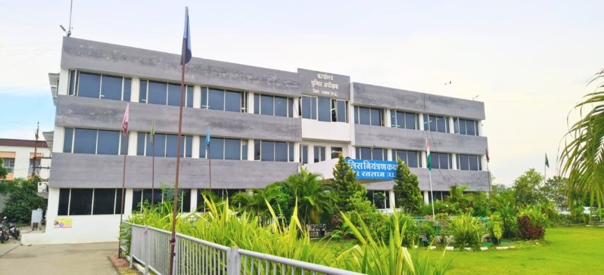 रतलाम पुलिस पर दलाल के माध्यम से रिश्वत लेने का मामला : थाने का वाहन चलाने वाला ग्रामीणों से कर रहा था अवैध रुपयों की वसूली : तीन आरक्षक और एक प्रधान आरक्षक सस्पेंड