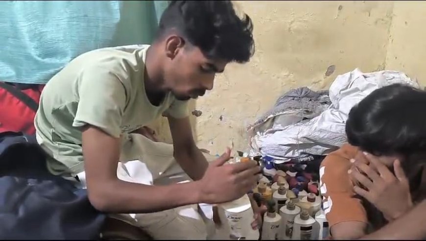नामी कंपनियों के नाम से नकली शैम्पू बेचने वाले चार बदमाशो को पुलिस ने पकड़ा : होटल में रहा कर बनाते थे कैमिकल और रीठा के घोल से नकली शैम्पू