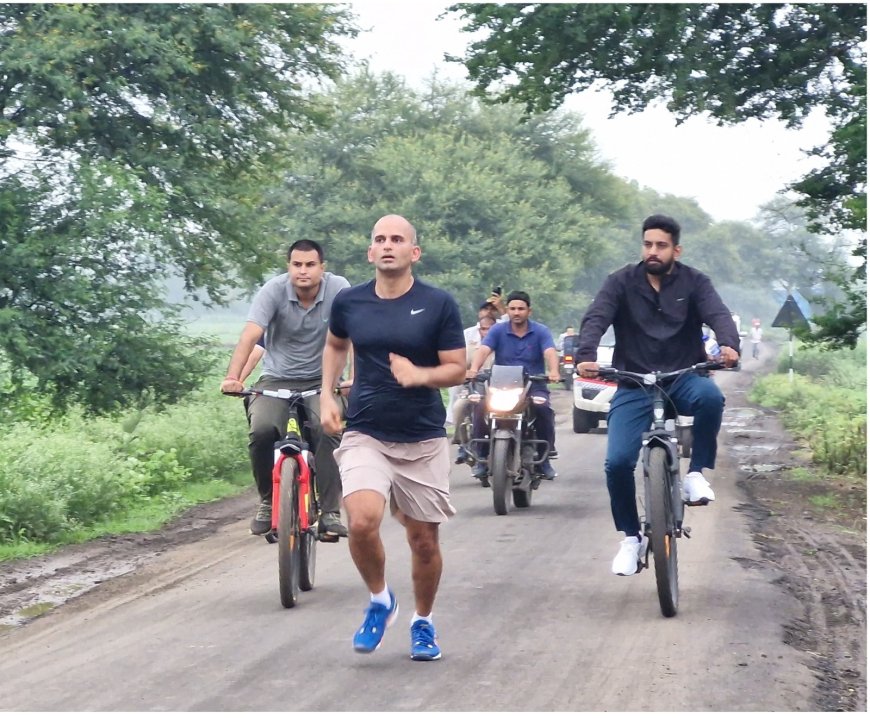 स्वास्थ्य जागरूकता के उद्देश्य से रतलाम पुलिस ने किया  15 किमी दौड़ एवम साइकिलिंग का आयोजन :पुलिस अधीक्षक  राहुल कुमार लोढा के साथ पुलिस अधिकारियो ने पूरी की 15 किमी की दौड़