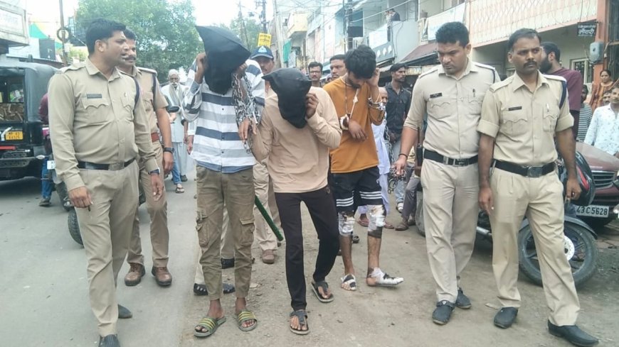 दादागिरी का निकाला दम: पुलिस ने वृद्ध किराना व्यापारी पर जानलेवा हमला करने वाले और दो साथियों को सिखाया अच्छा सबक : खातिरदारी के बाद निकाला जुलूस