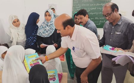 राष्ट्रीय बाल आयोग की अध्यक्ष प्रियंक कानूनगो के ट्वीट के बाद रतलाम प्रशासन आया हरकत में : कलेक्टर राजेश बाथम पहुंचे मदरसे