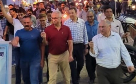 कलकत्ता में महिला डॉक्टर की जघन्य हत्या पर आक्रोश : आई एम ए ,जूनियर डॉक्टर एसोसिएशन सहित चिकित्सा कर्मियों के संयुक्ता तत्वाधान में  मशाल रैली निकाल जताया विरोध