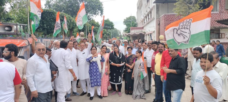 नगर निगम परिषद द्वारा कर वृद्धि के विरोध में कांग्रेस ने किया विरोध प्रदर्शन :  विरोध में नारेबाजी कर वृद्धि के विरोध में निगम आयुक्त को सौप ज्ञापन