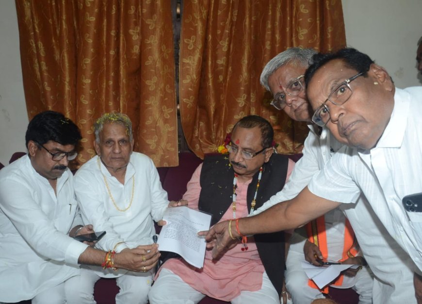 भाजपा नेताओं ने महापौर परिषद के निर्णय के खिलाफ प्रभारी मंत्री को सौंपा पत्र। : शहर सीमा के घर,दुकान,कार्यालय के बाहर दो पहिया और चार पहिया वाहन खड़े रखने पर शुल्क लगाने के निर्णय को जनहित में वापस लेने का दिया सुझाव ।