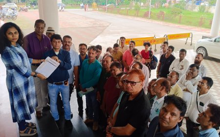 पत्रकार दुर्घटना और स्वास्थ्य बीमा की प्रीमियम राशि बढ़ाने के विरोध में रतलाम प्रेस क्लब ने  ज्ञापन सौंपा