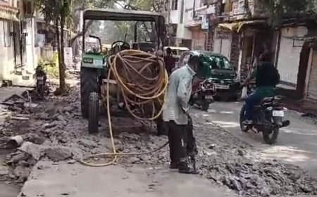 रतलाम : पीडब्ल्यूडी विभाग का कारनामा :  जवाहर नगर में एक माह पूर्व  बनी सड़क को फिर खोदा : क्षेत्रीय लोगों ने विरोध में किया प्रदर्शन