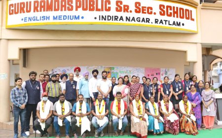 स्वच्छ भारत अभियान के तहत गुरु रामदास पब्लिक सीनियर सेकेंडरी स्कूल में सफाईकर्मियों का किया सम्मान : शिक्षकगण और विद्यार्थियो ने सफाई कर दिया स्वच्छता का संदेश