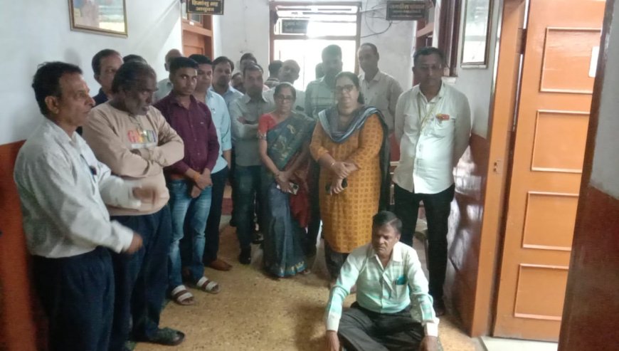 नगर निगम का खेल : बड़े हुए वेतनमान नही मिलने से धरने पर बैठे प्रभारी कार्यालय अधीक्षक : सल्फास की गोली खाकर की आत्महत्या करने की कोशिश