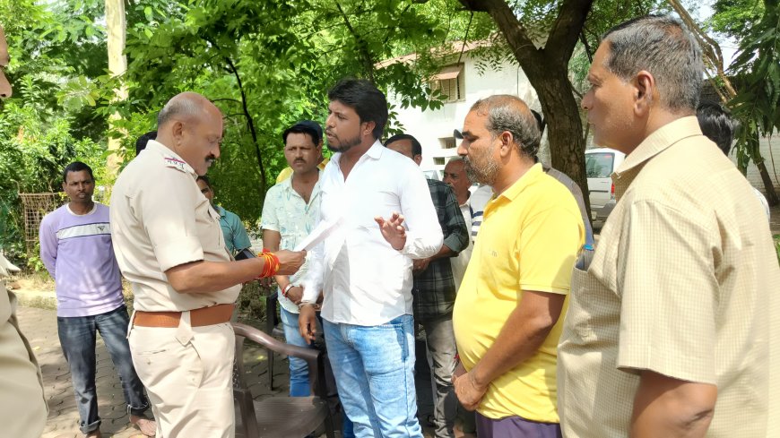 सैलाना क्षेत्र में चल रहे अवैध परिवहन के विरोध में जिला परिवहन कर्मचारी संघ ने थाना प्रभारी को सौंपा ज्ञापन