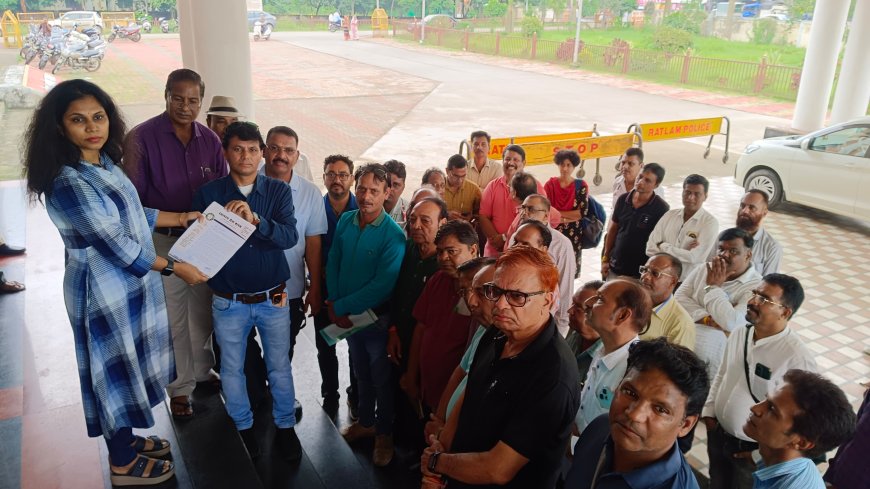 पत्रकार दुर्घटना और स्वास्थ्य बीमा की प्रीमियम राशि बढ़ाने के विरोध में रतलाम प्रेस क्लब ने ज्ञापन सौंपा