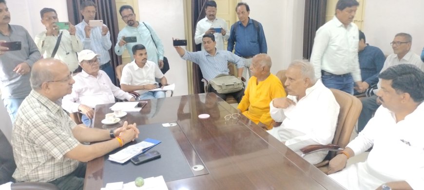दबंग अंदाज में नगर निगम पहुंचे पूर्व गृह मंत्री हिम्मत कोठारी : शहर में बनी घटिया रोड की दी जानकारी और चेताया भी : जनता के पैसे का दुरुपयोग बर्दास्त नही होगा : कोठारी का सामना नहीं कर पाए महापौर