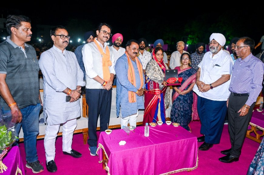 श्री गुरु तेग बहादुर अकेडमी का वार्षिक उत्सव फुलवारी में 1800 से अधिक बच्चों ने लिया भाग : बच्चों को शिक्षा के साथ-साथ संस्कार देना चाहिए तथा उनमे देश प्रेम की भावना जगाना आवश्यक - संसद अनीता चौहान