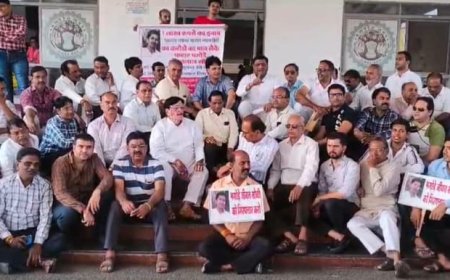 करोड़ों का सोना लेकर फरार हुए आरोपी की गिरफ्तारी की मांग को लेकर सराफा व्यापारियों ने रैली निकल सौंपा ज्ञापन  : बाजार बंद रख जताया विरोध