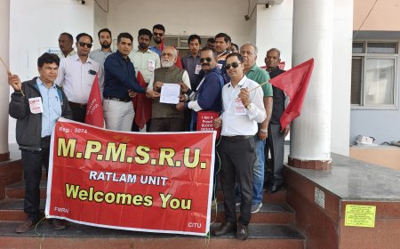 दवा के दाम कम करो,कटनी छटनी बन्द करो जैसे नारे के साथ मेडीकल रिप्रेजेंटेटिव रतलाम संघ ने 7 सूत्रीय मांगों के समर्थन में जिलाधीश के नाम सौंपा ज्ञापन