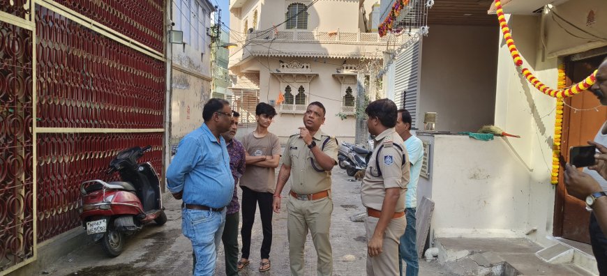दिनदहाड़े बदमाशों ने महिला के गले से चैन खींची : सीसीटीवी कैमरे में बाइक से भागते हुए कैद हुए आरोपी : पुलिस आरोपियों की तलाश में जुटी