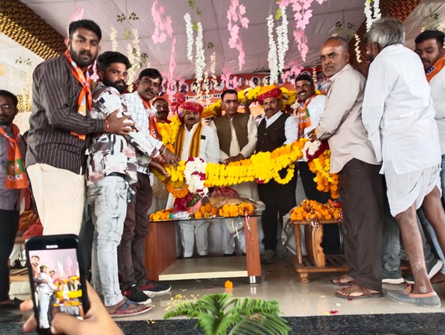 आलोट में भाजपा के दीपावली मिलन समारोह : मंत्री और विधायक ने की विकास की बात,पंचायतों को पानी के 62 टैंकर भी बांटे : विकास कार्यों को ही प्राथमिकता