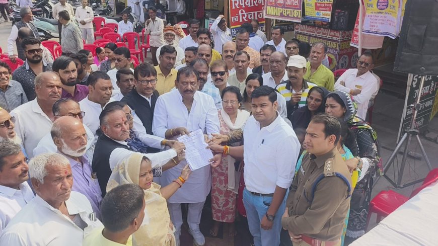 विजयपुर विधानसभा क्षेत्र में बाबा साहब अंबेडकर की प्रतिमा तोड़ने वालों के विरुद्ध कार्रवाई की मांग को लेकर रतलाम शहर कांग्रेस कमेटी ने दिया धरना : राज्यपाल के नाम सौंपा ज्ञापन