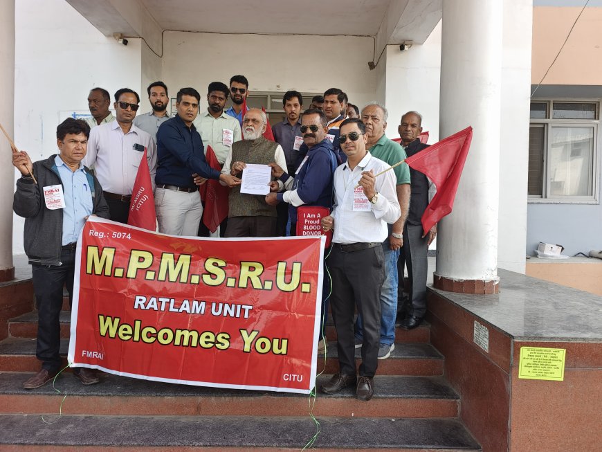 दवा के दाम कम करो,कटनी छटनी बन्द करो जैसे नारे के साथ मेडीकल रिप्रेजेंटेटिव रतलाम संघ ने 7 सूत्रीय मांगों के समर्थन में जिलाधीश के नाम सौंपा ज्ञापन