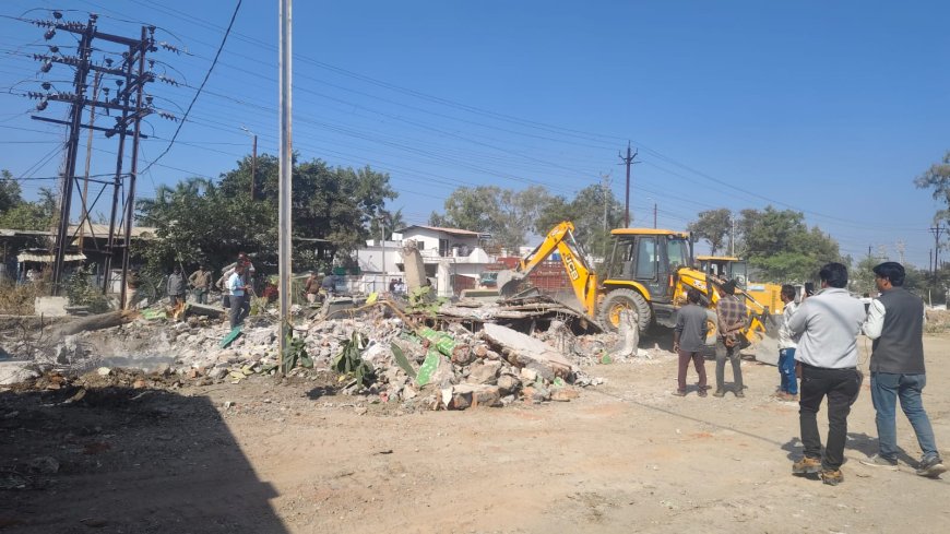 रतलाम कोर्ट से स्टे हटते ही जावरा फाटक से सेजवता तक बन रहे सिटी फोर लेन निर्माण में बाधा बने रहे अतिक्रमण हटाए गया।