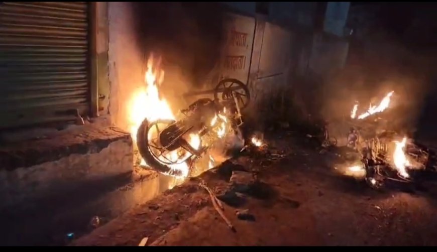 देर रात सैलाना के एक गांव में नाबालिको के बीच मामली विवाद ने लिया गंभीर रूप :  आदिवासी समाज आपस में भिड़े : मारपीट और आगजनी की घटना