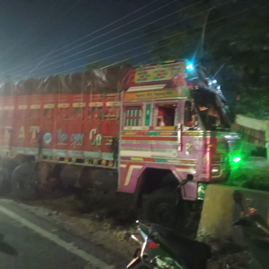 रतलाम: सैलाना रोड पर दर्दनाक हादसा : अनियंत्रित ट्रक ने तीन दोपहिया वाहन चालकों को रौंदा, दो की मौत, एक घायल