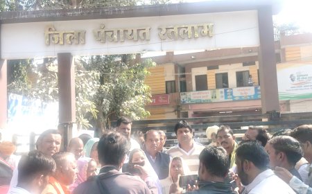 रतलाम : जिला पंचायत की बैठक का बहिष्कार : समय पर बैठक में नहीं पहुंचे पर जिला पंचायत सीईओ का हुआ विरोध : जिला पंचायत अध्यक्ष,उपाध्यक्ष सहित सदस्यों ने सड़क पर दिया धरना : मुख्यमंत्री से करेंगे मामले की शिकायत