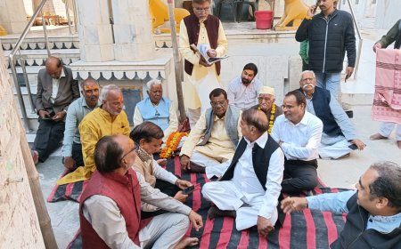 अगर जी के मंदिर में निर्माण कार्य के विरोध में धरने पर बैठे सनातन धर्म सभा के अध्यक्ष कोमल सिंह राठौर : प्रशासन ने रुकवाया निर्माण कार्य : सैकड़ों लोगो ने किया चौमुखा महादेव का अभिषेक