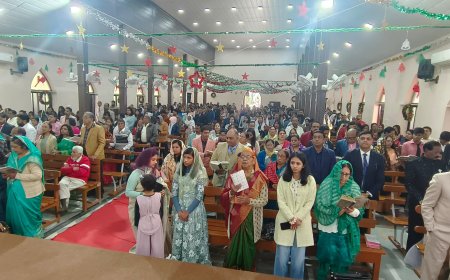 ईसाई समाज ने क्रिसमस पर्व बड़े हर्षोल्लास के साथ मनाया :  फर्स्ट चर्च में प्रभु यीशु की माता, पिता के साथ  गौशाला में जन्म का जीवंत चित्रण किया : समाजजन ने दी एक दूसरे को बधाई