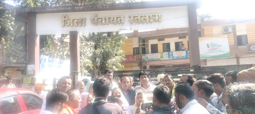 रतलाम : जिला पंचायत की बैठक का बहिष्कार : समय पर बैठक में नहीं पहुंचे पर जिला पंचायत सीईओ का हुआ विरोध : जिला पंचायत अध्यक्ष,उपाध्यक्ष सहित सदस्यों ने सड़क पर दिया धरना : मुख्यमंत्री से करेंगे मामले की शिकायत