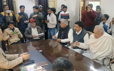 दबंग अंदाज में नगर निगम पहुंचे पूर्व गृह मंत्री हिम्मत कोठारी : शहर में बनी घटिया रोड की पूर्व में की शिकायत पर कमिश्नर से मांगी जानकारी: जनता के पैसे का दुरुपयोग बर्दास्त नही होगा : सड़के नहीं सुधारी तो अब अनशन पर बैठूंगा।