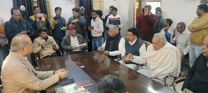 दबंग अंदाज में नगर निगम पहुंचे पूर्व गृह मंत्री हिम्मत कोठारी : शहर में बनी घटिया रोड की पूर्व में की शिकायत पर कमिश्नर से मांगी जानकारी: जनता के पैसे का दुरुपयोग बर्दास्त नही होगा : सड़के नहीं सुधारी तो अब अनशन पर बैठूंगा।