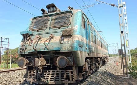 रतलाम-- रतलाम -चित्तौड़गढ डेमू ट्रेन का कपलिंग टूटा : दो हिस्सो में बटी यात्री ट्रेन : जावरा और बढ़ायला चौरासी स्टेशन के बीच की घटना : ट्रेन को सुरक्षित लाया गया बड़ायला चौरासी स्टेशन : चित्तौड़गढ़ के लिए किया गया रवाना