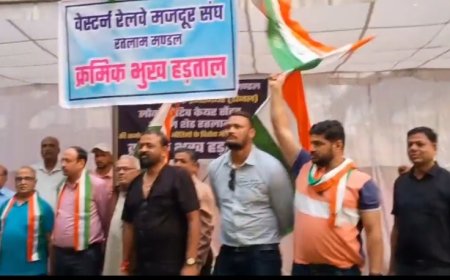 वरिष्ठ मण्डल यांत्रिक इंजिनियर डीजल शेड रतलाम के तानाशाहीपूर्ण व्यवहार के विरोध मे मजदूर संघ की तीन दिवसीय क्रमिक भूख हड़ताल प्रारम्भ : रतलाम रेल मण्डल मे औद्योगिक शांति के लिए वरि मण्डल यांत्रिक इंजिनियर डीजल का स्थानानतरण जरूरी - मण्डल मन्त्री नागर