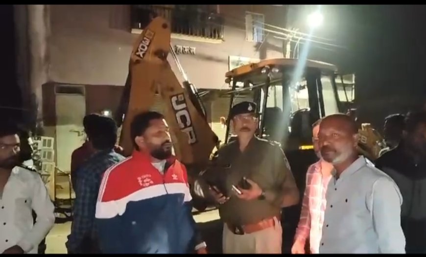 डोंगरे नगर में जेसीबी की चपेट में आने से एक चार वर्षीय मासूम की मौत : कामर्स कालेज के सामने जेसीपी ने मारी बाइक सवार दंपति को टक्कर : आक्रोशित लोगों ने किया चक्काजाम