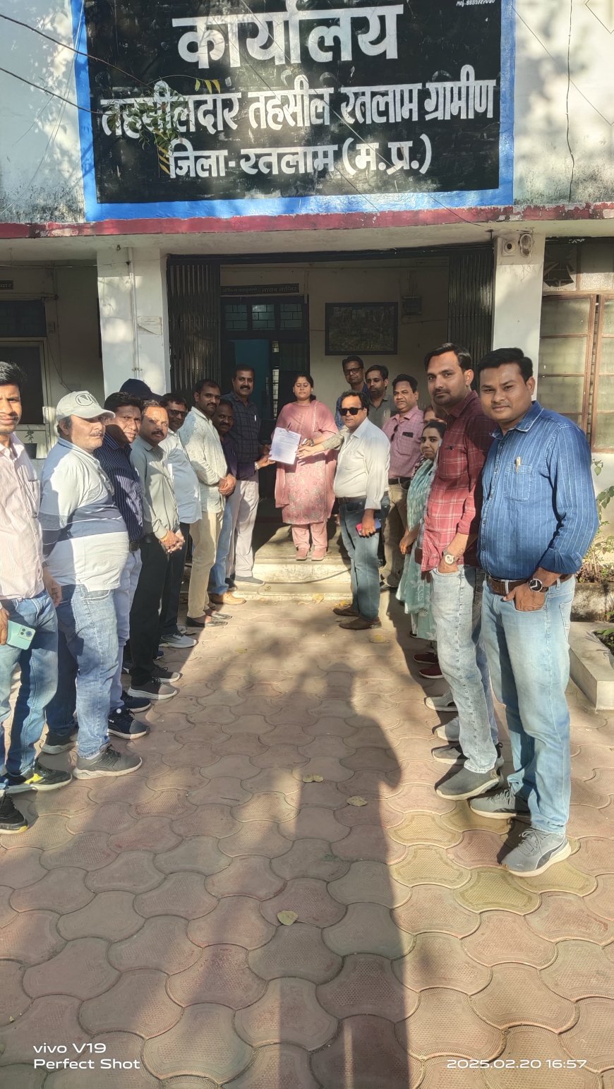 अधिकारियों के अनावश्यक दबाव और अवैधानिक कार्यवाही कर प्रताड़ित करने के विरोध में प्रांतीय पटवारी संघ ने मुख्यमंत्री में नाम सौंपा ज्ञापन