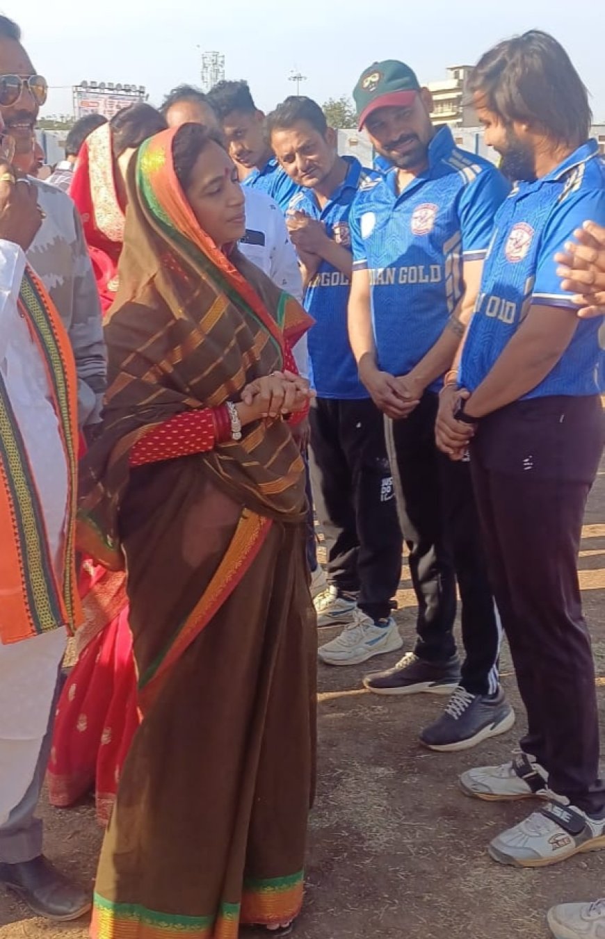 रतलाम चैंपियंस लीग 2025 : रतलाम झाबुआ की  सांसद श्रीमती अनीता नागर सिंह चौहान आई मैदान पर  :  टॉस कर खिलाड़ियों से परिचय किया प्राप्त