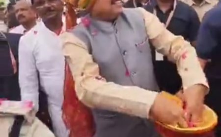 उज्जैन पुलिस के होली समारोह में शामिल हुए मुख्यमंत्री मोहन यादव : मुख्यमंत्री ने चलाया पानी का फव्वारा, बरसाए फूल  : ढोल की थाप पर खूब थिरके अधिकारी