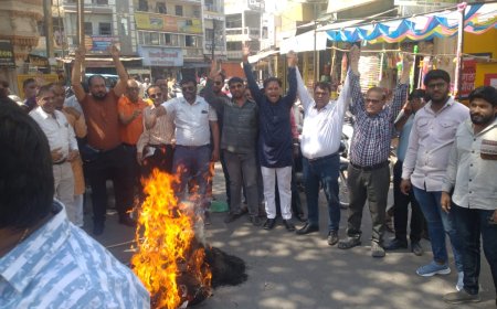 भगवान परशुराम की तुलना देशद्रोही औरंगजेब से करने के विरोध में कांग्रेस नेत्री रेखा जैन का सर्व समाज ने किया पुतला दहन